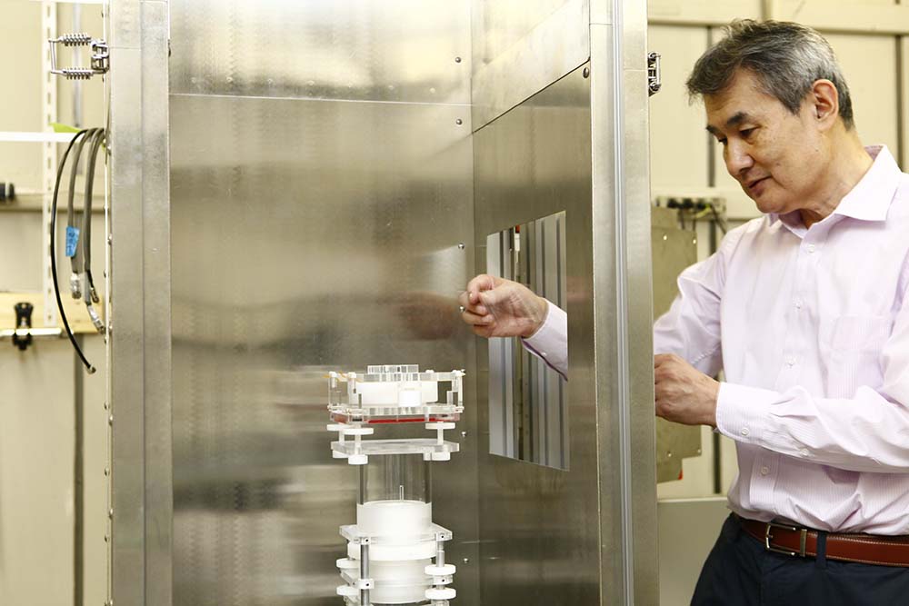 測定時は前側の扉を閉めているため、側面の窓から試料の設置や高さの調整などを行う