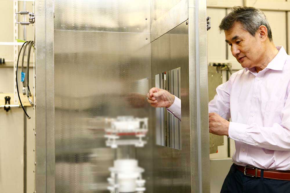 測定時は前側の扉を閉めているため、側面の窓から試料の設置や高さの調整などを行う