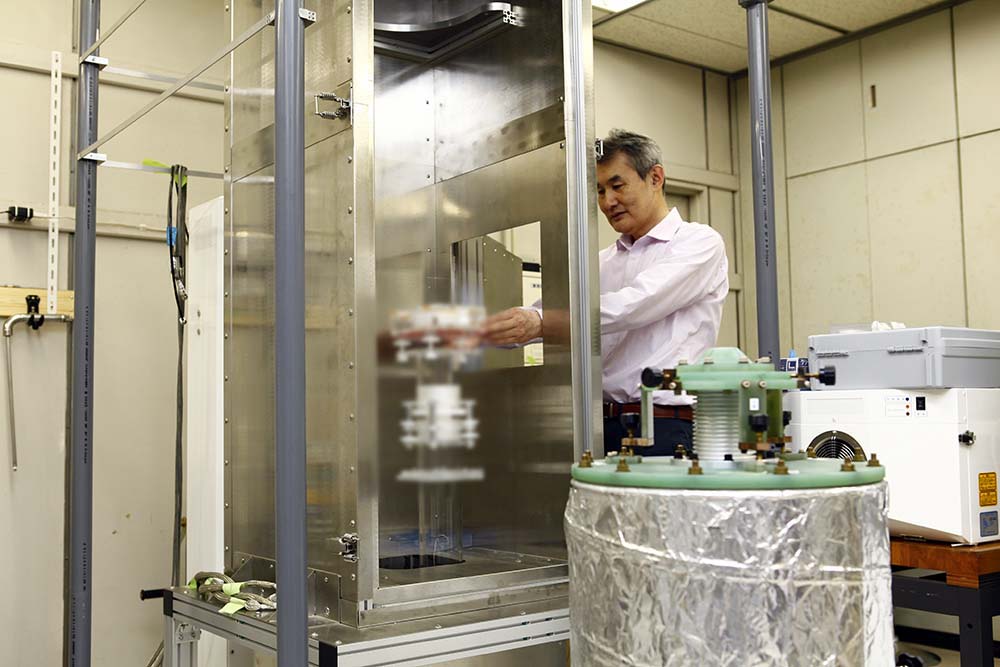 手前は走査型SQUID磁気顕微鏡